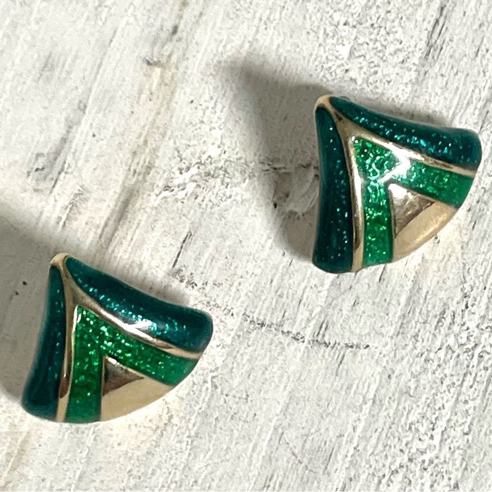 Avon classic drama Small green and gold tone post earrings